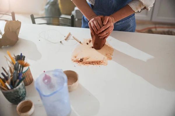 Foto focalizzata sul master competente plasmare argilla — Foto Stock