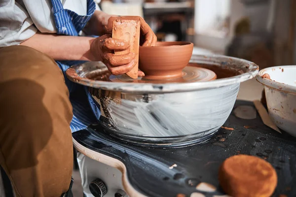 Zdjęcie skoncentrowane na mistrzowskiej produkcji naczyń ceramicznych — Zdjęcie stockowe