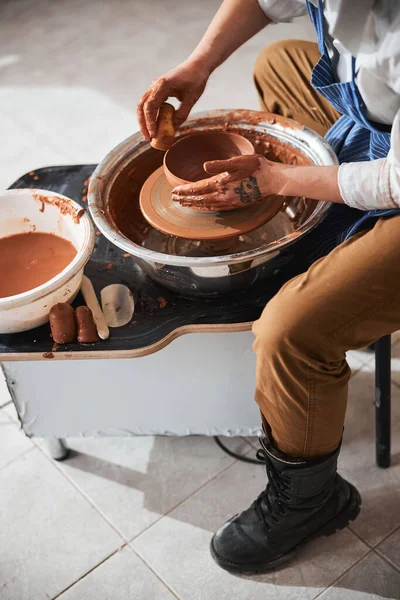 Focused photo on potter molding ceramics tableware — ストック写真