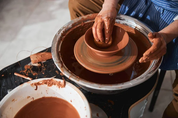 Fokuserat foto på master gjutning lera skål — Stockfoto