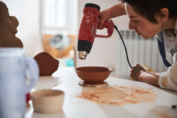 Aandacht vrouwelijke persoon droogschaal met speciale droger — Stockfoto