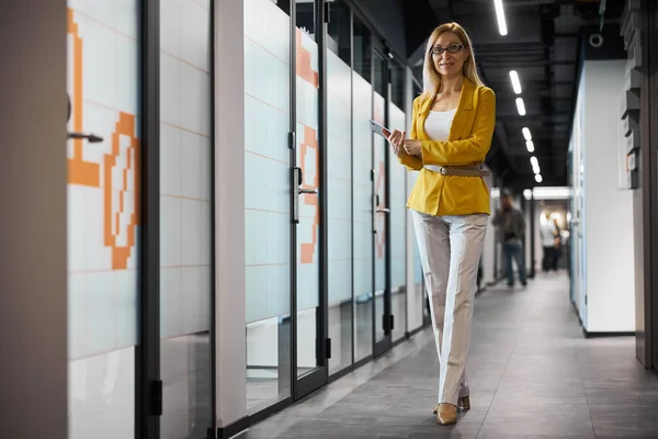 Schattige vrouwelijke persoon kijkt recht op camera — Stockfoto