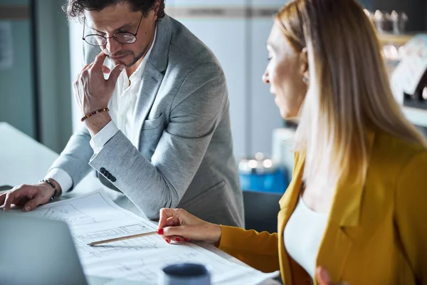 Geconcentreerde architect luistert naar zijn competente collega — Stockfoto