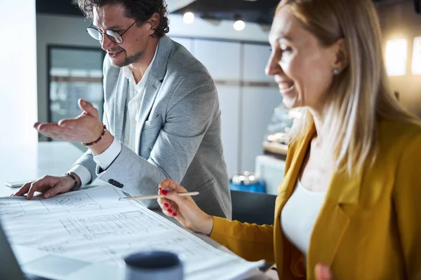 Close-up van vrolijke vrouw die werkt op project — Stockfoto