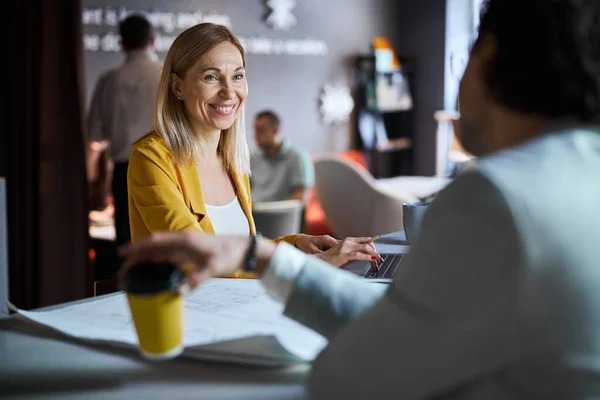 Vrolijke vrouwelijke persoon demonstreren haar vriendelijke glimlach — Stockfoto