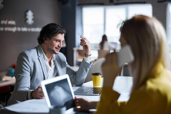 Aardige man met baard blij met positief antwoord — Stockfoto