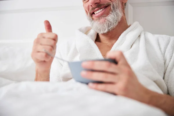 Feliz hombre guapo sonriente pasar tiempo en casa apartamento en el desayuno — Foto de Stock