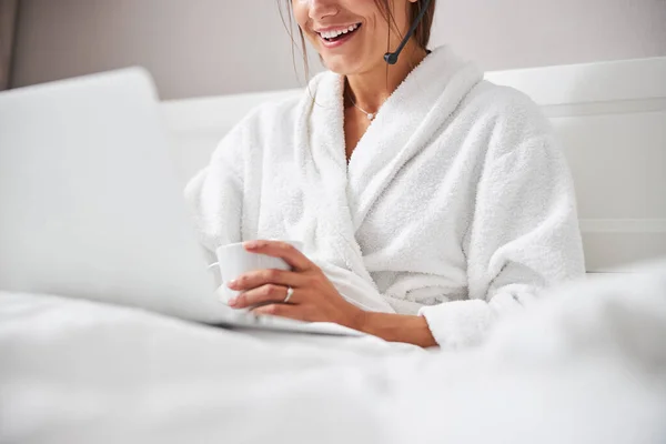 Vacker charmig oigenkännlig kvinna som arbetar online i hem lägenhet — Stockfoto