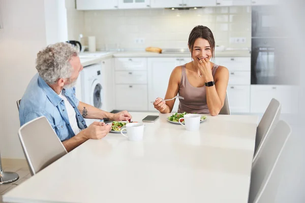 Giovane donna sincera ridere di scherzo divertente — Foto Stock