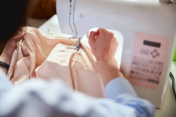 Stuk stof dat tijdens het naaien op de naaldplaat ligt — Stockfoto