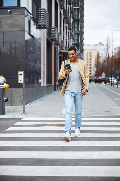 Hombre feliz yendo a casa después de la varita —  Fotos de Stock