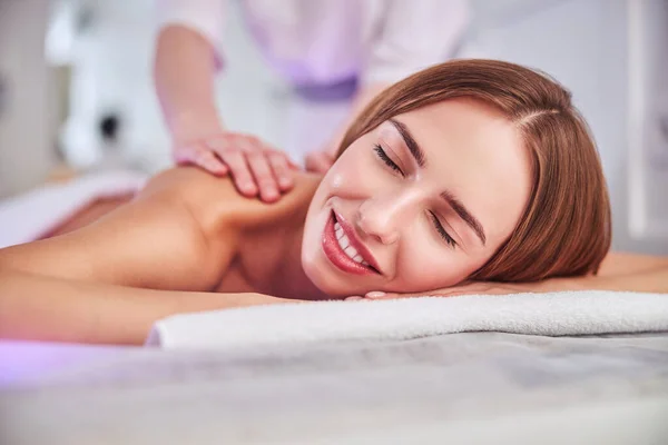 Vrolijke vrolijke blanke vrouw genieten van spa dag in spa resort hotel — Stockfoto