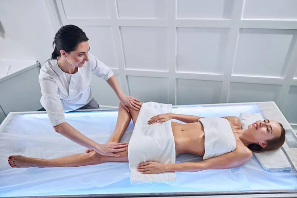 Giovane signora caucasica riceve massaggio linfatico professionale drenaggio nel salone spa — Foto Stock