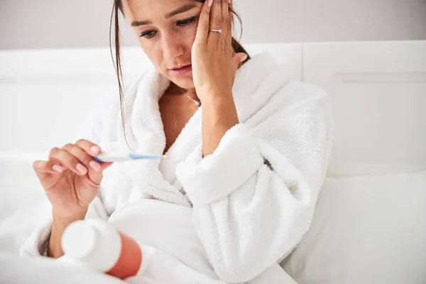 Elegante bonita mujer en albornoz sintiéndose mal en el apartamento en casa — Foto de Stock