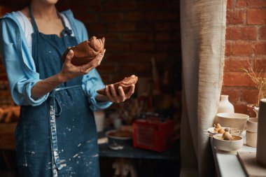 Güzel, zarif bir kadın esnaf, konforlu ev atölyesinde silah üreten bir toprak parçası.