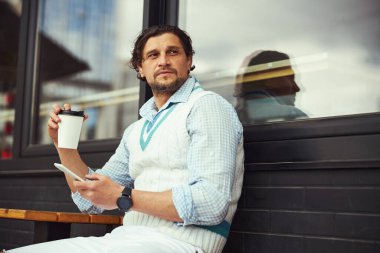 Nazik sakallı adam düşüncelerinin derinliklerinde