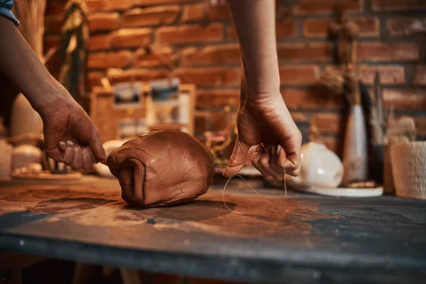 Ismeretlen nő kézműves csinál kerámia finom dolgokat a kreativitás workshop — Stock Fotó