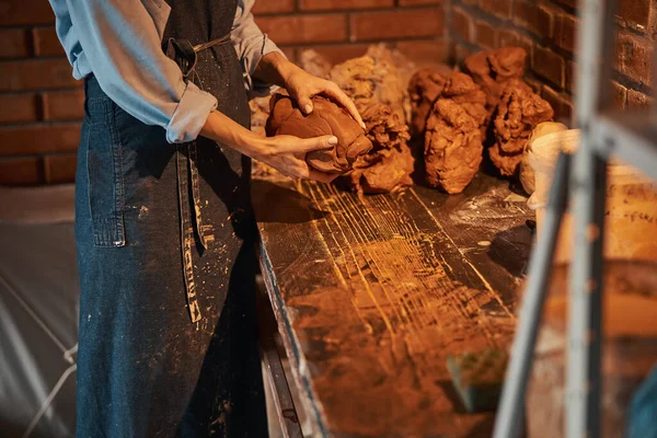 Belle femme élégante travaillant avec des produits en terre cuite dans un studio d'art — Photo