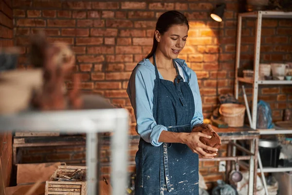 Feliz alegre artesana caucásica trabajando en estudio de arte — Foto de Stock