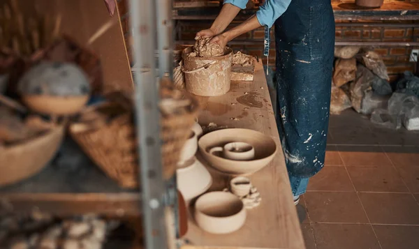 Hermosa joven en delantal trabajando con materiales de barro marrón claro en taller de cerámica —  Fotos de Stock