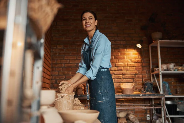 Linda escultora feminina elegante trabalhando em oficina de cerâmica — Fotografia de Stock