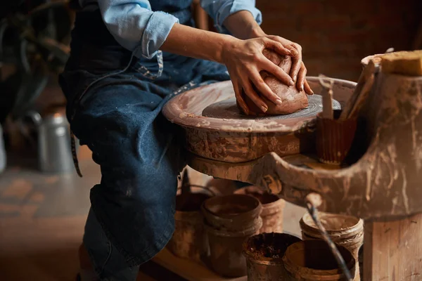 Hermosa mujer artesanal elegante en delantal formando vajilla en taller de cerámica —  Fotos de Stock