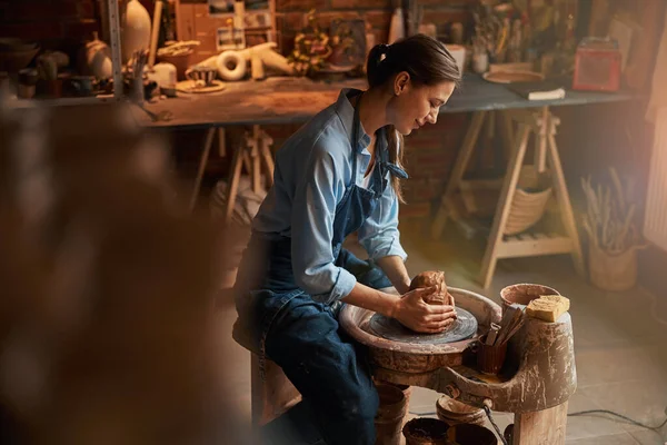 Bájos kaukázusi kézműves nő visel kötény modellezés kerámia cserépáru termék kerámia műhelyben — Stock Fotó