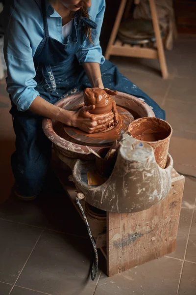 Hermosa mujer artesanal elegante en el proceso de fabricación de productos de cerámica en el taller de cerámica —  Fotos de Stock