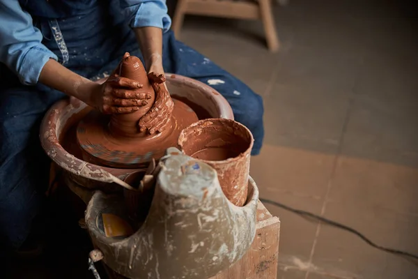 Belle céramiste élégante en tablier modelant la vaisselle en atelier de poterie — Photo