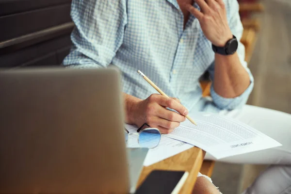 Foto focada em freelancer estar em reunião online — Fotografia de Stock