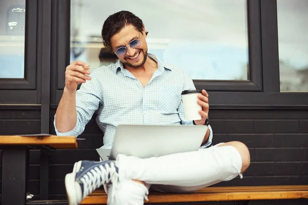 Красивий бородатий чоловік має приємну онлайн розмову — стокове фото