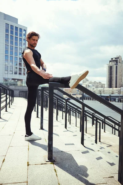 Young jogger keeping back straight during workout — Stock Photo, Image