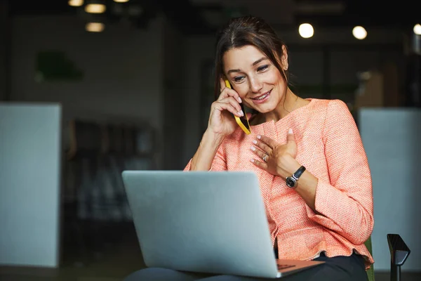 Happy cheerful caucasian business analyst having negotiation on mobile phone while sitting in co-working space — Stock Photo, Image