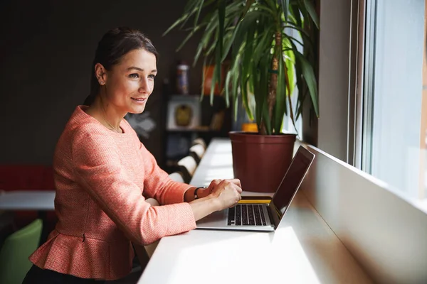 Vacker elegant kvinnlig e-bok författare som arbetar på laptop i öppna ytor kontor — Stockfoto