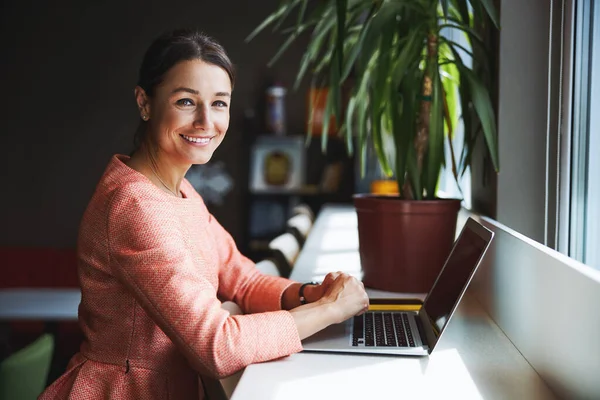 Mladý atraktivní brunetka podnikatel pracující na notebooku při surfování na internetu — Stock fotografie