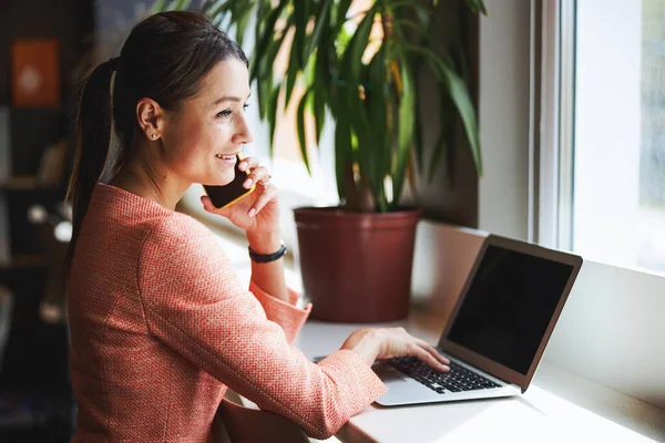 Brunett attraktiv kvinnlig affärsanalytiker har förhandlingar på smartphone — Stockfoto