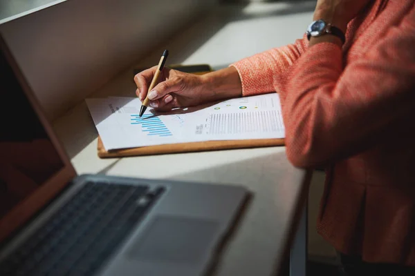 Elegante Geschäftsfrau arbeitet mit Bericht in modernen, hellen Büroräumen — Stockfoto