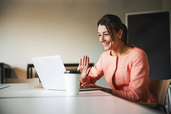 Jeune entraîneur femme caucasienne attrayante parlant avec les participants et surfant sur Internet — Photo