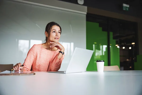 Ganska elegant kvinnlig internet marknadsföring specialist som arbetar på laptop i den mysiga lyx arbetsyta — Stockfoto