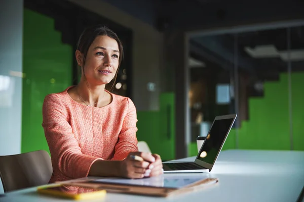 Ung attraktiv kvinnlig internet marknadsföring specialist tittar bort i den ljusa moderna kontor — Stockfoto