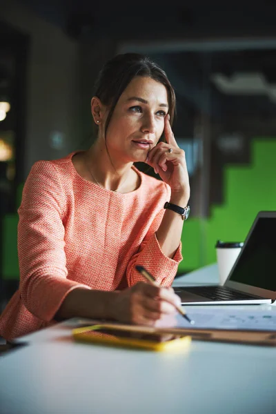 Encantadora mujer de negocios atractiva en cuestión tomar una decisión difícil y perdido en el pensamiento — Foto de Stock