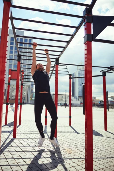 Serious sporty man doing crossfit on the sports ground — Stockfoto