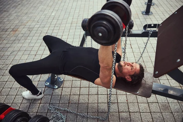 Low angle photo of bearded man lifting weights — 图库照片