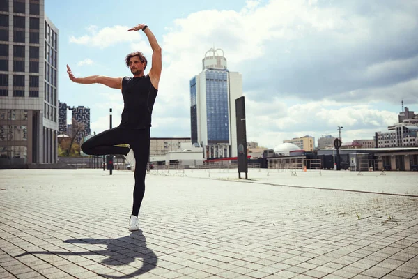 Healthy sportsman standing in pose of martial arts —  Fotos de Stock