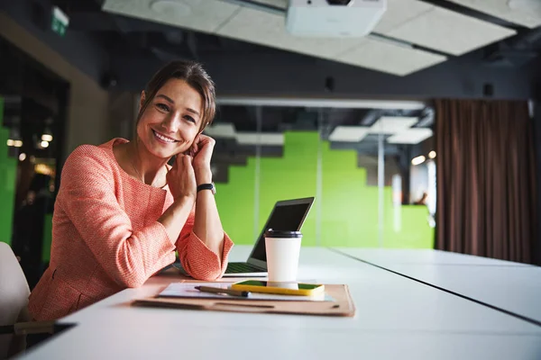 Charming young woman with cute smile looking and posing at the photo camera — Stockfoto