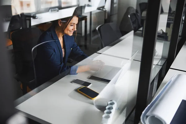 Beautiful elegant blogger working at the computer in room indoors — Stockfoto