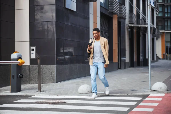 Persona masculina encantada positiva cruzando la calle —  Fotos de Stock