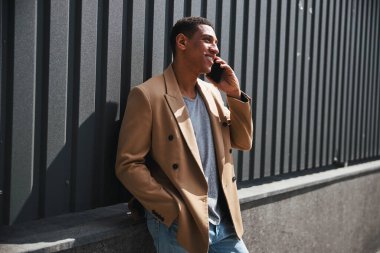 Telefonla konuşan memnun adama yaklaş.