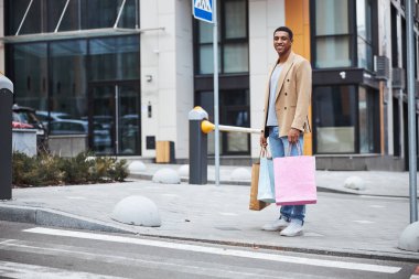 Kameraya bakan mutlu uluslararası bir adam
