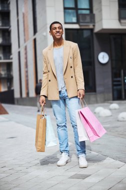 Neşeli genç adam dışarıda eğleniyor.